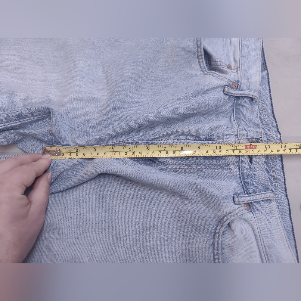 AMERICAN EAGLE High Rise Relaxed Tapered Carrot Fit Jeans Light Wash 36x28 - Picture 3 of 8